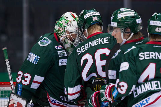 Frölundas målvakt Johan Mattsson jublar ihop med Rasmus