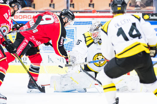 Luleås Johan Forsberg och Brynäs målvakt David Rautio