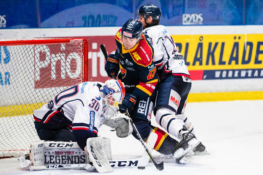 Djurgårdens Linus Johansson faller in i Linköpings mål