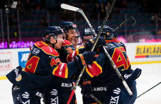 Djurgårdens Linus Johansson (h) gör 6-3 och jublar med
