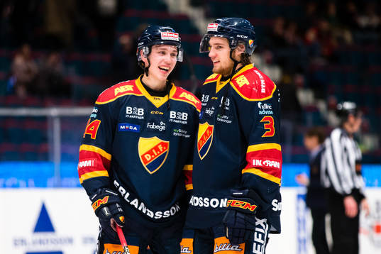 Djurgårdens Lukas Vejdemo och William Lagesson (h) ser