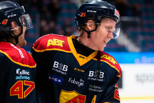 Djurgårdens Andreas Engqvist ser glad ut med Linus