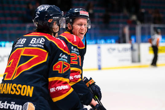 Djurgårdens Andreas Engqvist ser glad ut med Linus