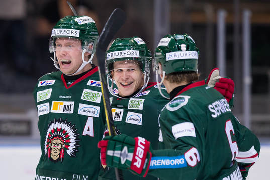 Frölundas Max Friberg jublar ihop med John Nyberg och
