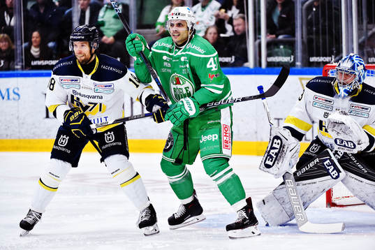 s Topi Jaakola och målvakt Fredrik Pettersson-Wentzel