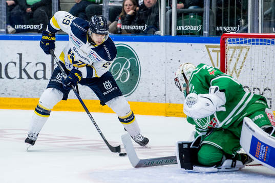 s David Ullström mot Rögles målvakt Justin Pogge