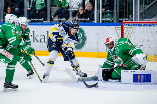 s David Ullström mot Rögles målvakt Justin Pogge