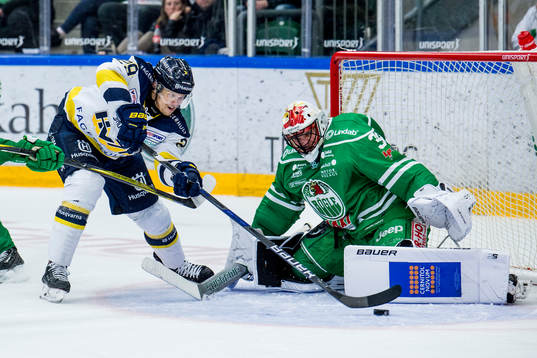 s David Ullström mot Rögles målvakt Justin Pogge