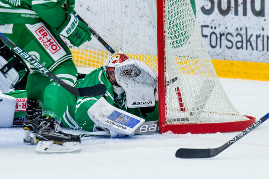 s David Gustafsson mot Rögles målvakt Justin Pogge och