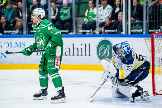 s målvakt Fredrik Pettersson-Wentzel försöker kika fram