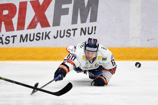 Växjös Erik Josefsson kastar sig mot pucken