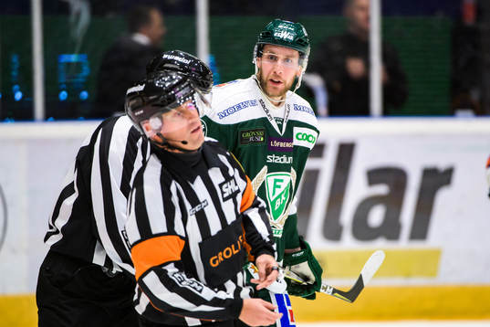 Domare Sören Persson har just utvisat Färjestads Per