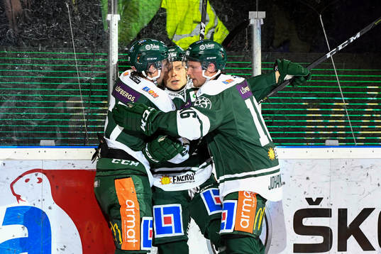 Färjestads Oskar Steen jublar med lagkamrater
