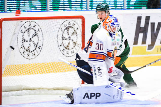 Färjestads Christoffer Törngren jublar och gör mål som