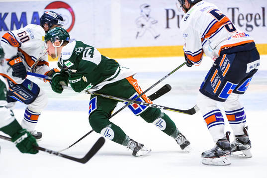 Växjös Noah Welch (t.h) tacklar Färjestads Rasmus