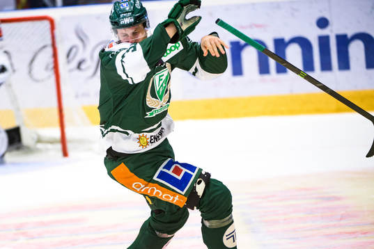 Färjestads Dick Axelsson får en klubba i ansiktet och