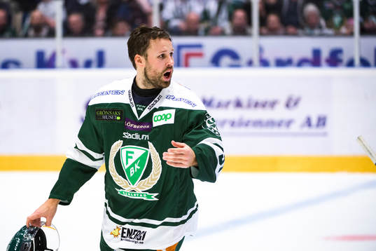 Färjestads Dick Axelsson får en klubba i ansiktet och