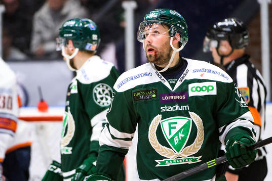 Färjestads Dick Axelsson får en klubba i ansiktet och
