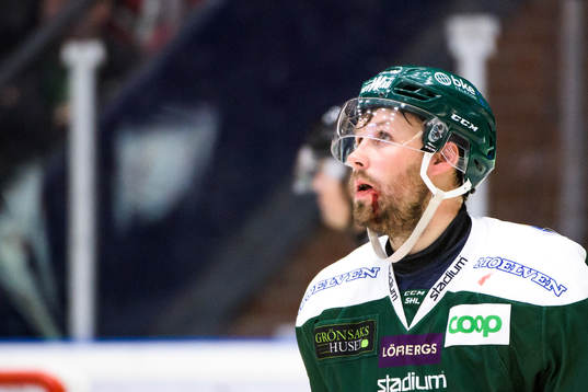Färjestads Dick Axelsson får en klubba i ansiktet och