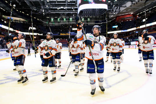Växjös spelare jublar och tackar publiken