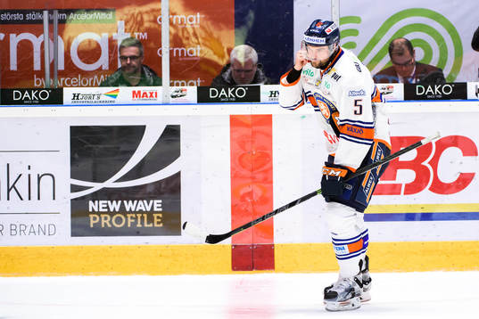 Växjös Noah Welch deppar och åker av isen