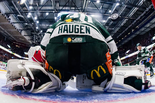 En puck åker in bakom Färjestads målvakt Lars Haugen