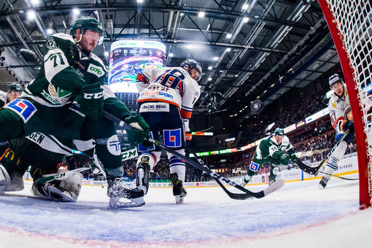 Färjestads Jesse Virtanen ser på när Växjös Robert