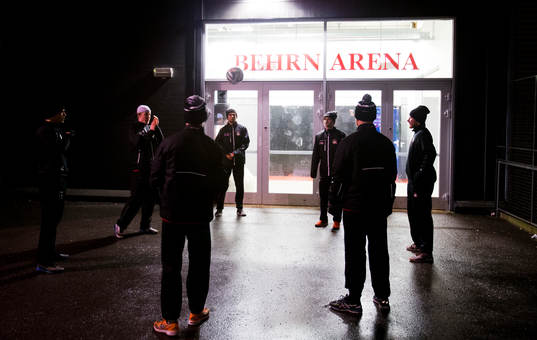 Malmöspelarna värmer upp med fotboll utanför Behrn Arena