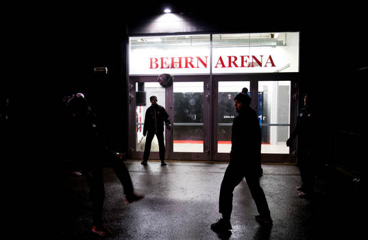 Malmöspelarna värmer upp med fotboll utanför Behrn Arena