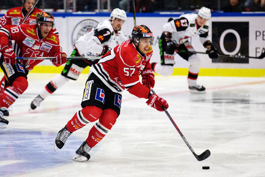 Örebros Daine Todd driver pucken
