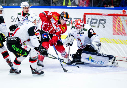 Örebros Tom Wandell gör 1-1 på Malmö Redhawks målvakt