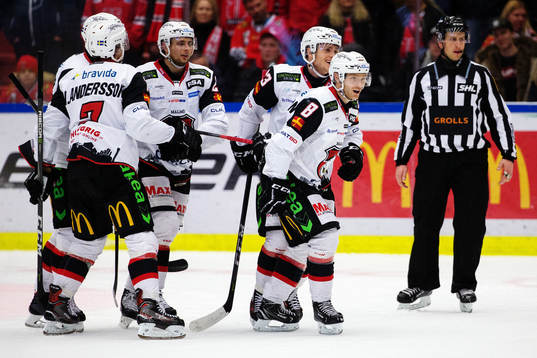 Malmö Redhawks Johan Olofsson jublar med lagkamrater