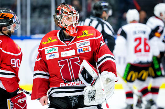Örebros målvakt Eero Kilpeläinen deppar