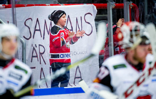 En ung supporter jublar