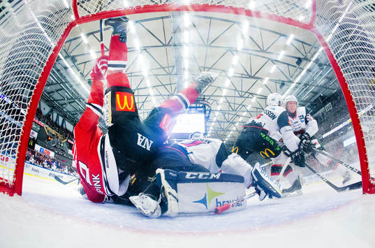 Örebros Tyson Spink faller över Malmö Redhawks målvakt