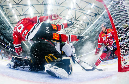Örebros Tyson Spink faller över Malmö Redhawks målvakt