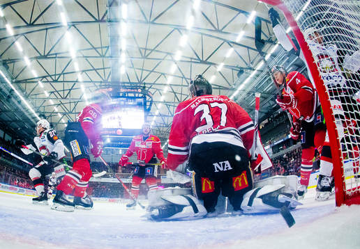 Malmö Redhawks Johan Olofsson gör 2-2 och Örebros Viktor
