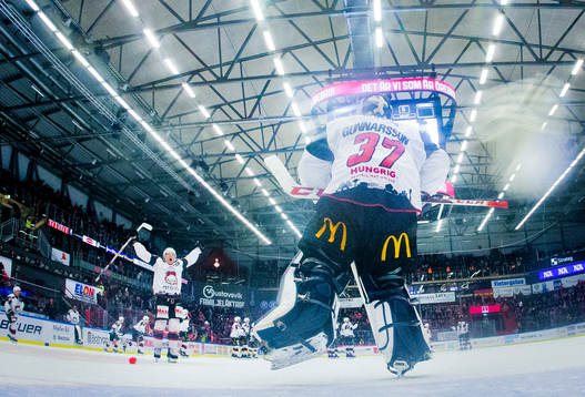 Malmö Redhawks målvakt Jonas Gunnarsson jublar vid segern
