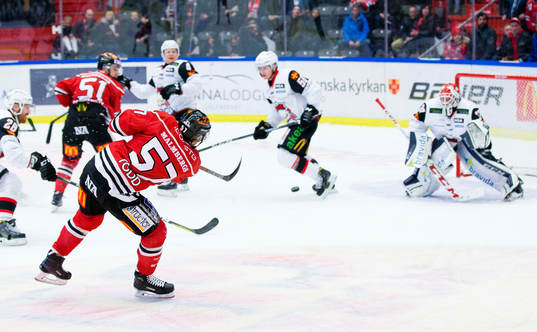 Örebros Daine Todd skjuter mot Malmö Redhawks målvakt