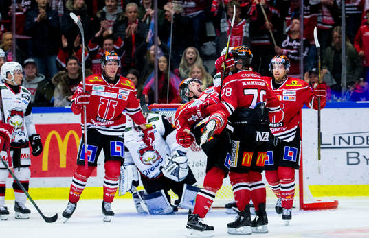 Örebros Tyson Spink jublar med Victor Bartley och Tylor