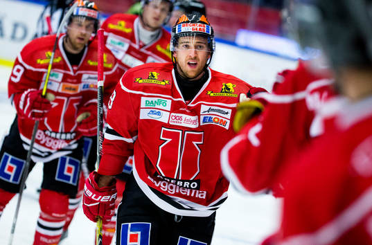 Örebros Tyson Spink jublar 3-2 målet och Örebros Tyson
