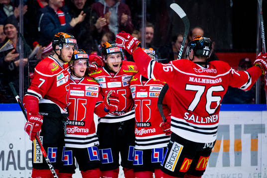Örebros Sakari Manninen gör 4-3 och jublar med Tom