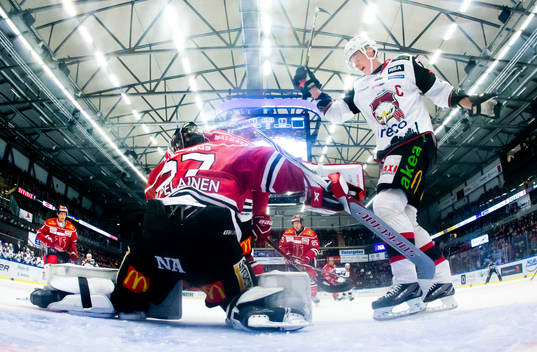 Örebros målvakt Eero Kilpeläinen och Malmö Redhawks