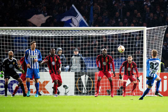 Hertha Berlins Palko Dardai skjuter i ribban