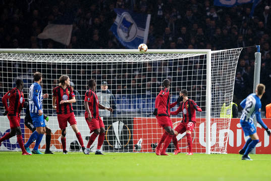 Hertha Berlins Palko Dardai skjuter i ribban