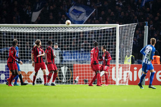 Hertha Berlins Palko Dardai skjuter i ribban
