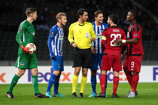 Östersunds Brwa Nouri i en diskussion med Hertha Berlins
