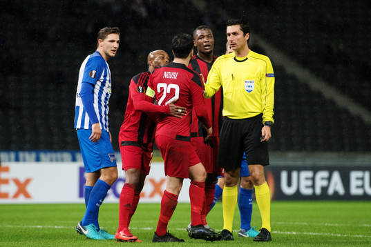 Östersunds Fouad Bachirou håller undan Brwa Nouri