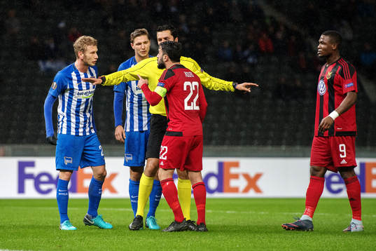 Östersunds Brwa Nouri diskuterar med Hertha Berlins Fabian