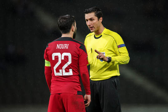 Östersunds Brwa Nouri diskuterar med domare Tiago Martins